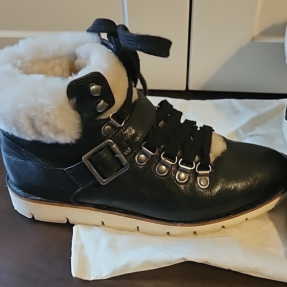 Trask winter black ankle boots. Fake  white fur trim - Picture 3 of 4